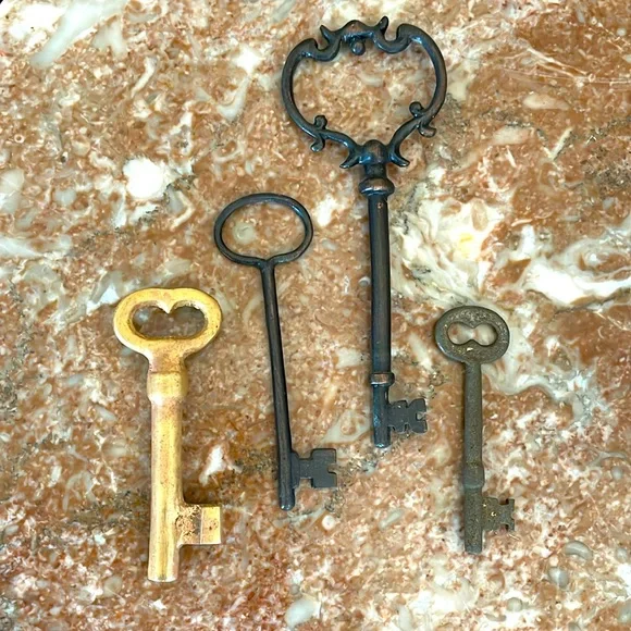 Set of Antique Skeleton Keys - Picture 2 of 2